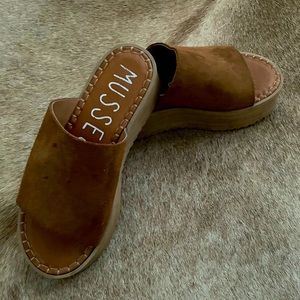 Musse & Cloud platform slip on sandals. Size 8